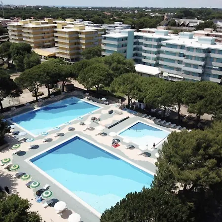 Poolside Bliss - Beahost Bibione